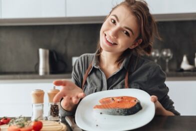 Junges Mädchen mit Forellensteak